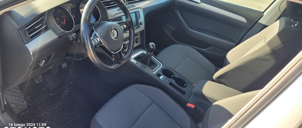 Volkswagen Passat cena 45300 przebieg: 180847, rok produkcji 2016 z Frampol małe 67